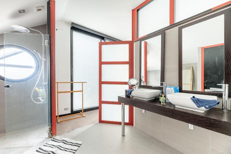 Large fully renovated 250m house - image 3