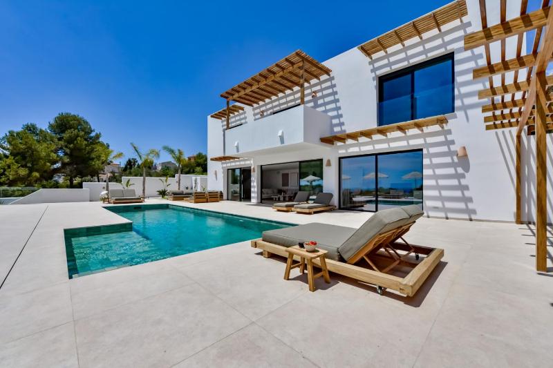 VILLA LUJO - By Almarina Villas - image 11