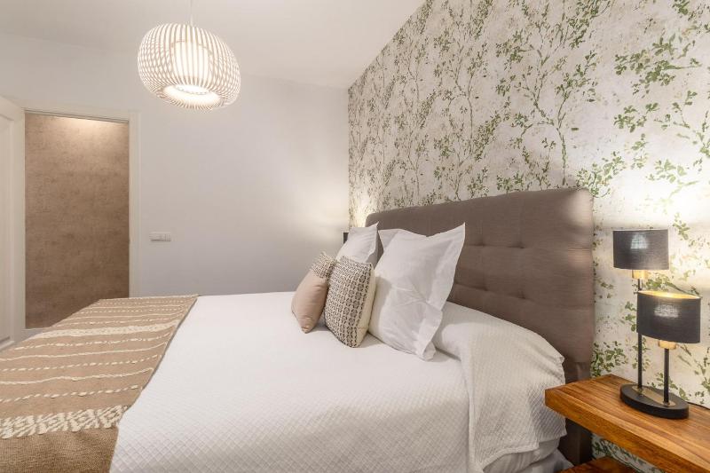 Stylish 2-Bed Apartment in Salamanca Madrid - image 6