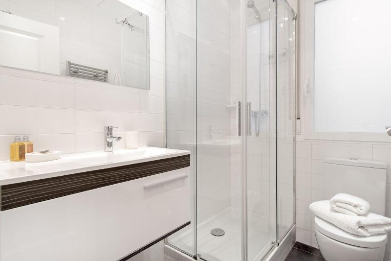 Stylish 2-Bed Apartment in Salamanca Madrid - image 10