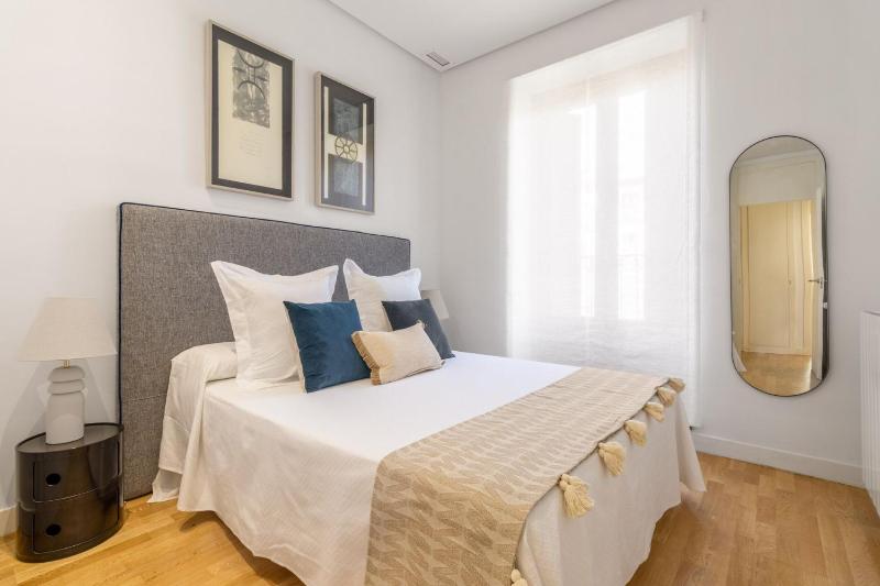 Stylish 2-Bed Apartment Near Madrid Landmarks - image 10