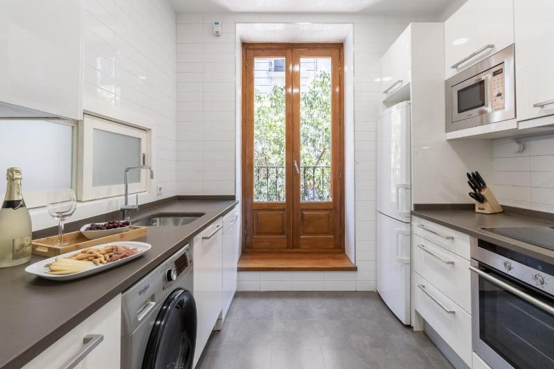 Elegant 3BR Apartment in Central Alcalá - image 3