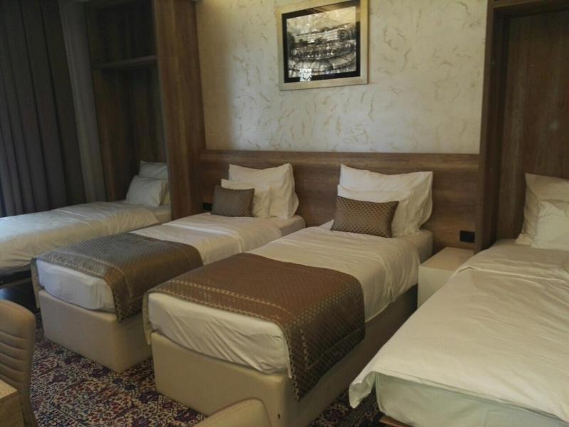 Twin Room image 4