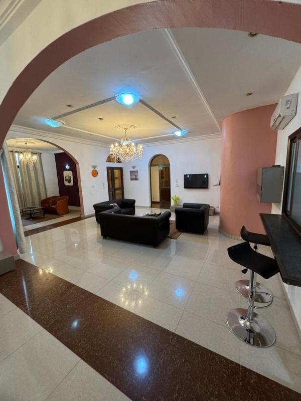 Maison meuble de luxe trois chambres salon - image 2