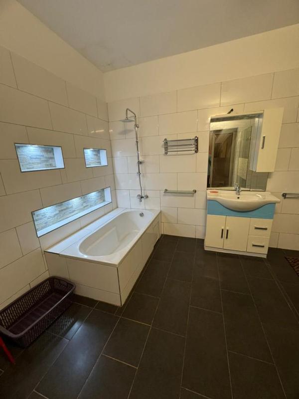 Maison meuble de luxe trois chambres salon - image 5