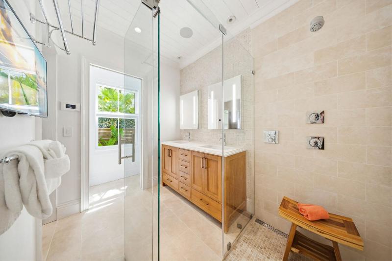 Luxury Residence in Old Town Key West w Pool - image 43