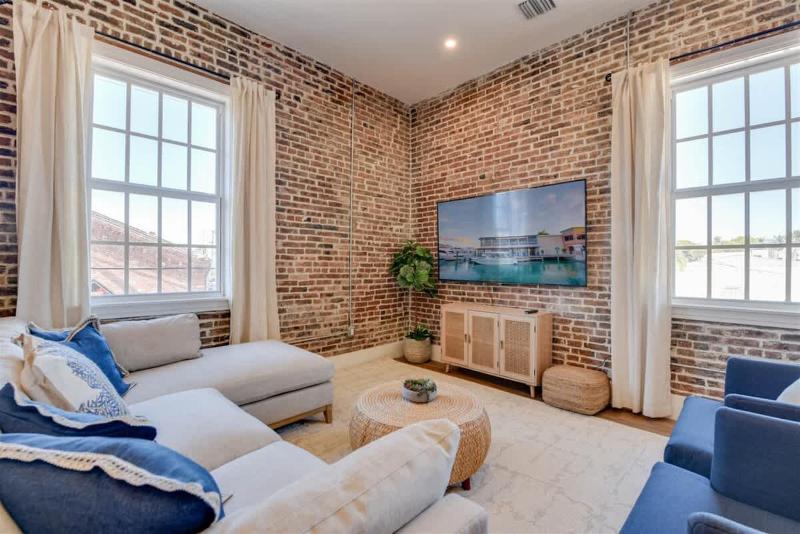 Harbor House Penthouse- B - image 16