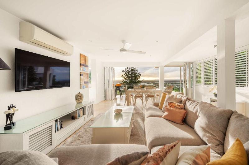 Picture perfect panoramic views stroll to beach - image 9