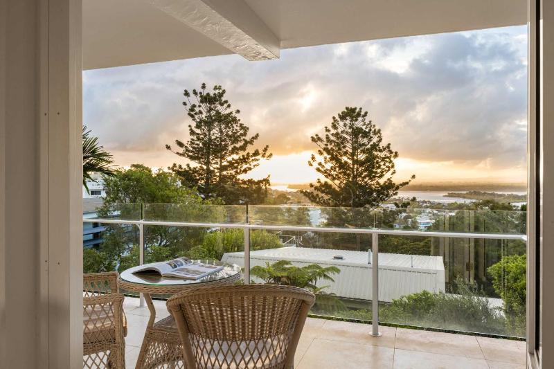 Picture perfect panoramic views stroll to beach - image 15