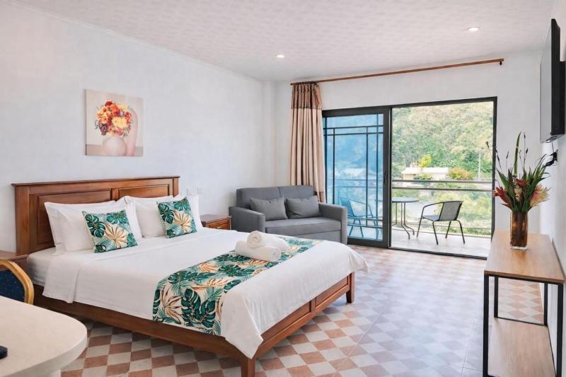 Crown Royale Hotel & Lounge - image 13