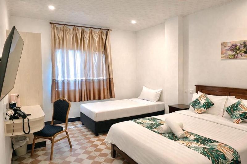 Crown Royale Hotel & Lounge - image 12