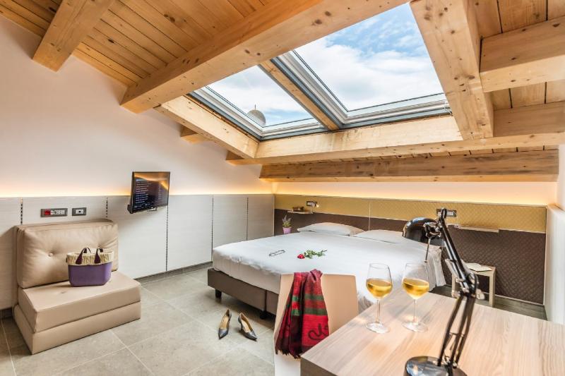Double or Twin Room image 3