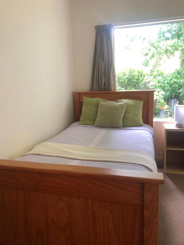 Cosy Room in Prime Location - image 7