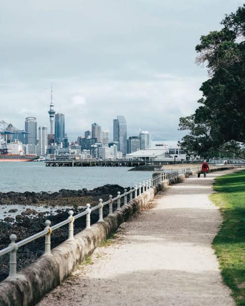 Cosy Room in Prime Location - image 9