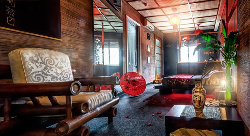 Deluxe Suite with Spa Bath image 3