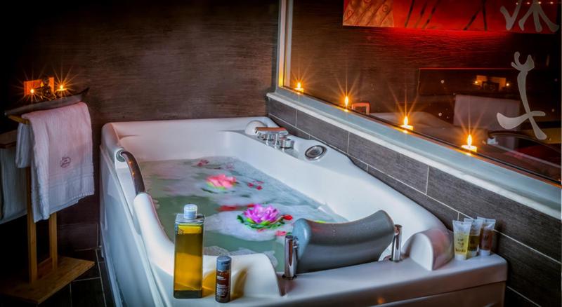 Deluxe Suite with Spa Bath image 2