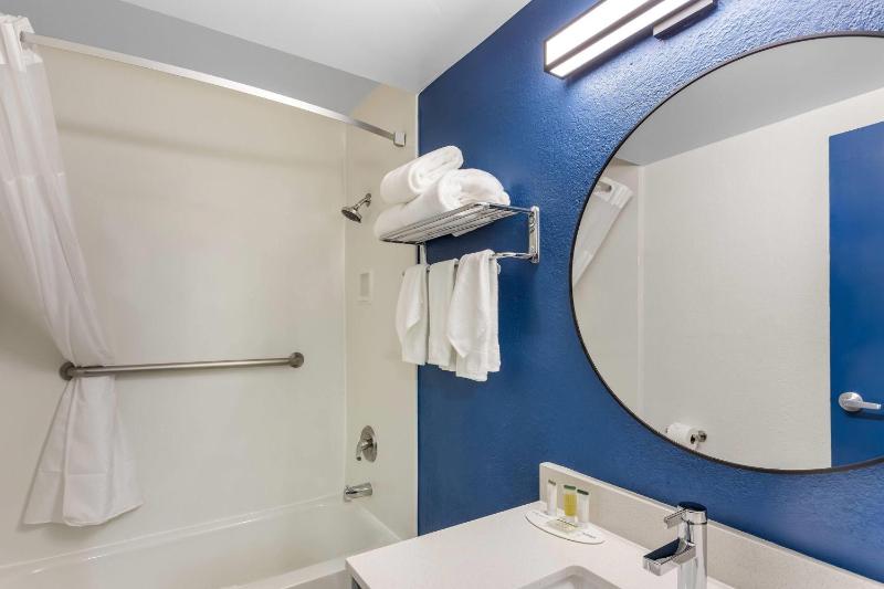 Super 8 by Wyndham Chicago IL - image 15