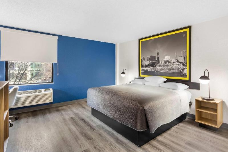 Super 8 by Wyndham Chicago IL - image 11