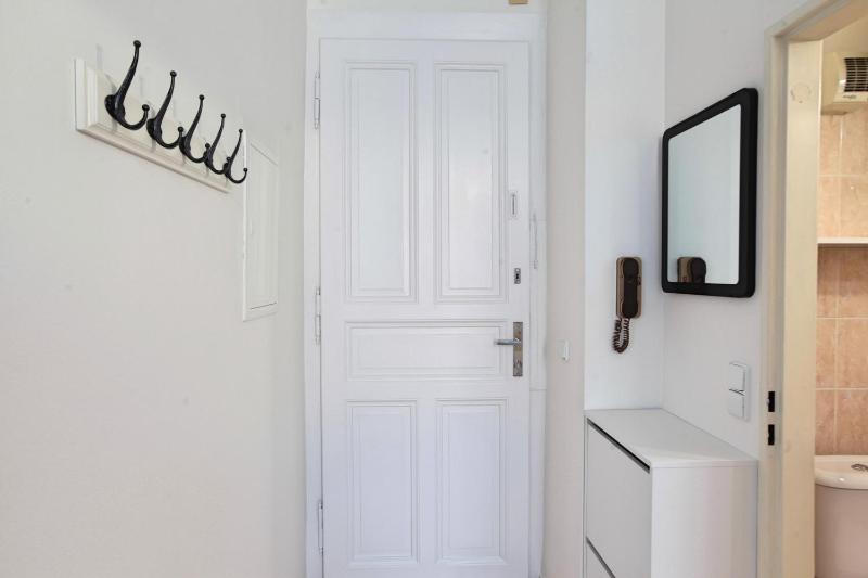 One-Bedroom Apartment image 4