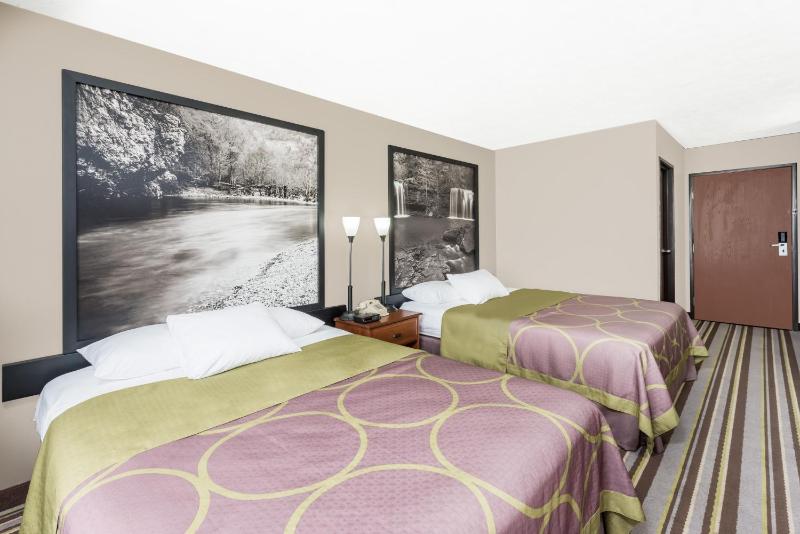 Queen Room with Two Queen Beds - Non-Smoking image 2