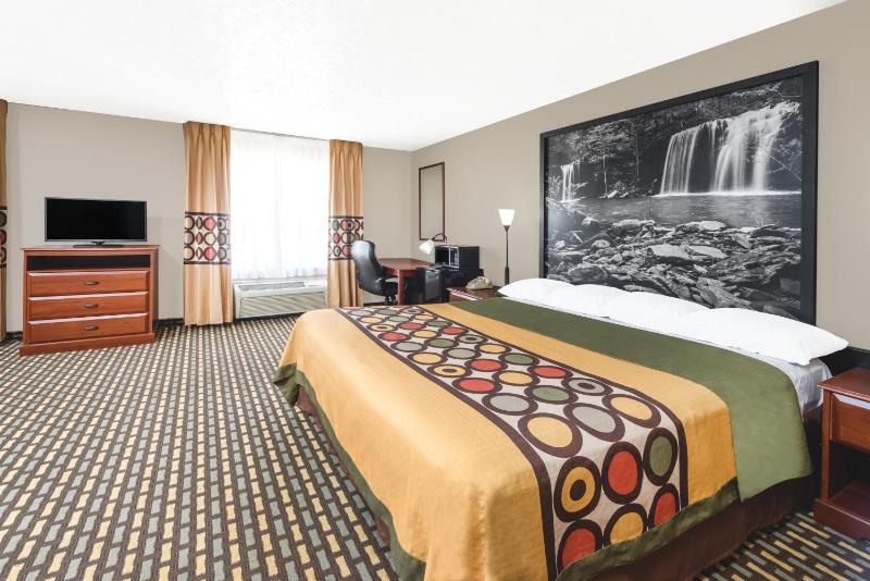 Deluxe King Suite - Non-Smoking image 2