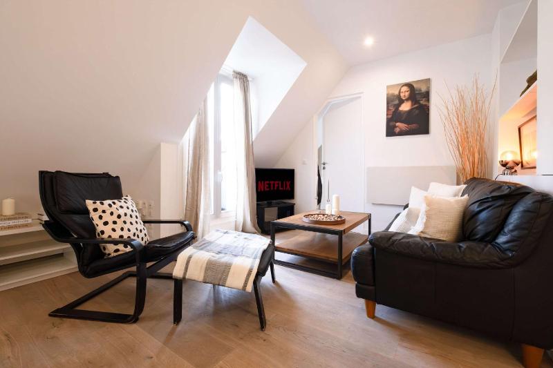 Bright 2BR with Balcony Chic Paris - image 1