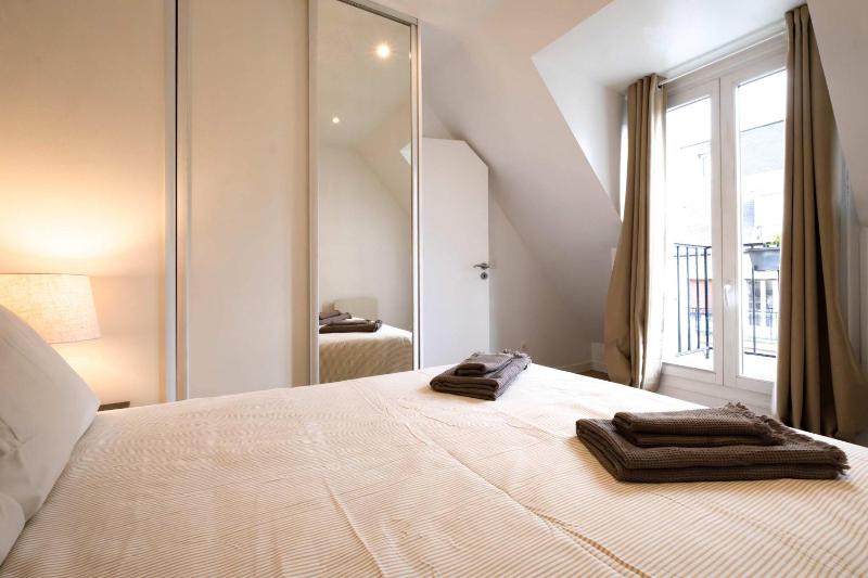 Bright 2BR with Balcony Chic Paris - image 9