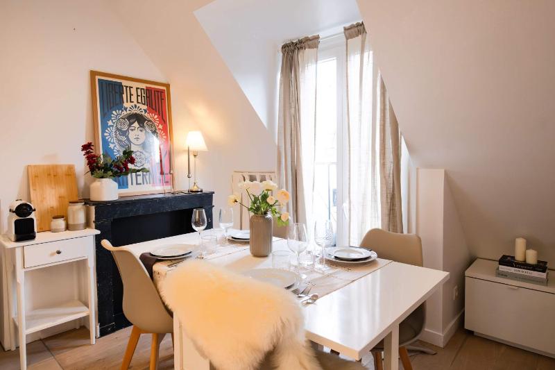 Bright 2BR with Balcony Chic Paris - image 3