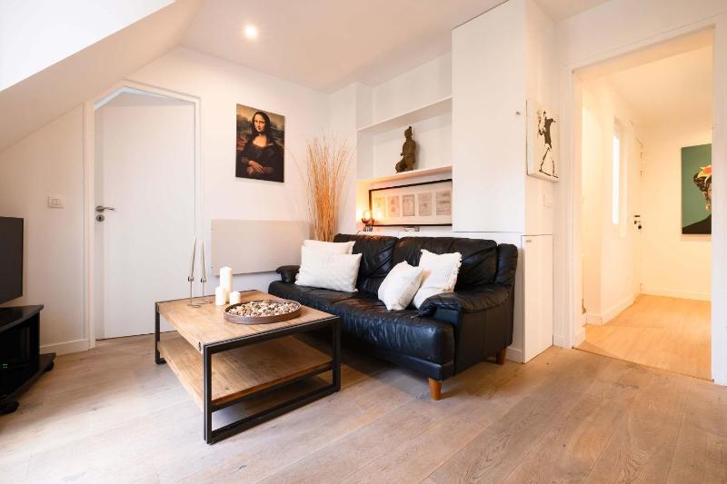 Bright 2BR with Balcony Chic Paris - image 14