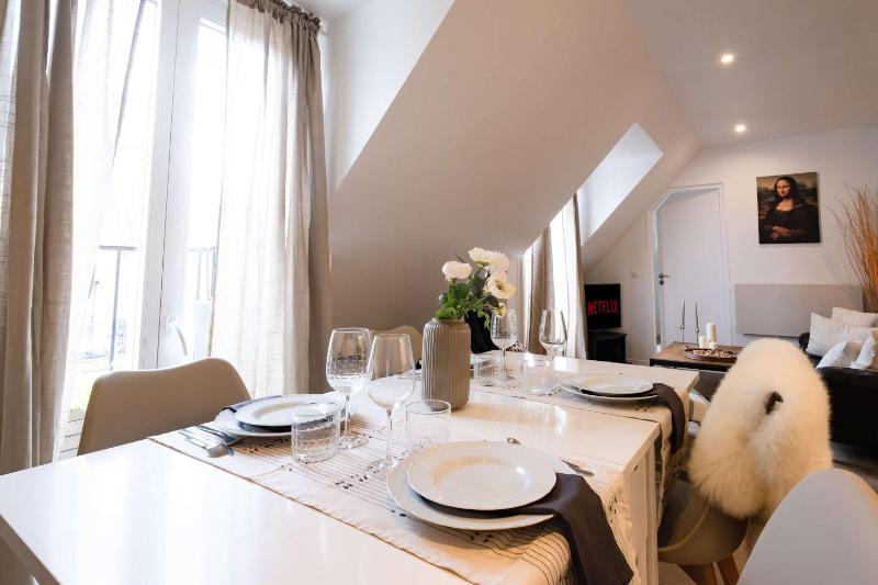 Bright 2BR with Balcony Chic Paris - image 2