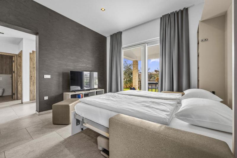 Oliva Serenity Pool Apartment - image 36