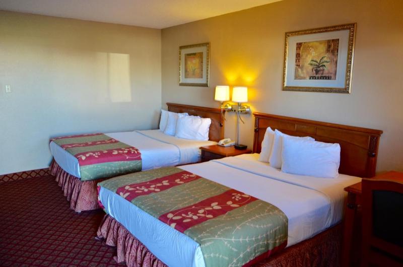 Queen Room with Two Queen Beds - Non-Smoking image 3