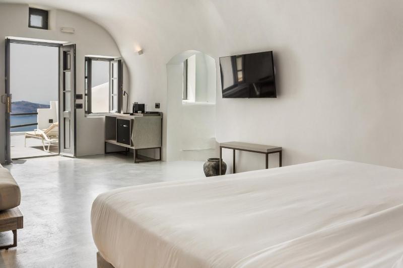 Sun Rocks Boutique Hotel - Caldera View Suites & Sunset Dining Experience - image 8