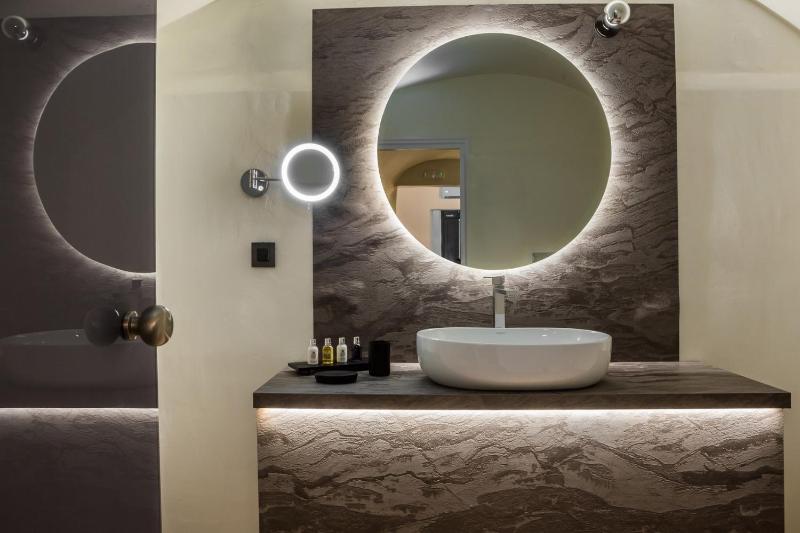 Sun Rocks Boutique Hotel - Caldera View Suites & Sunset Dining Experience - image 15