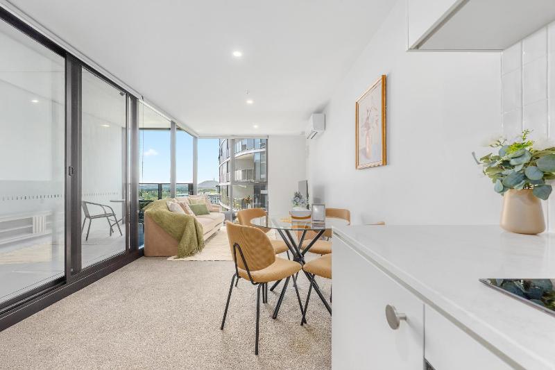 Modern Woden Stay Pool n Gym Parking Hospital - image 12