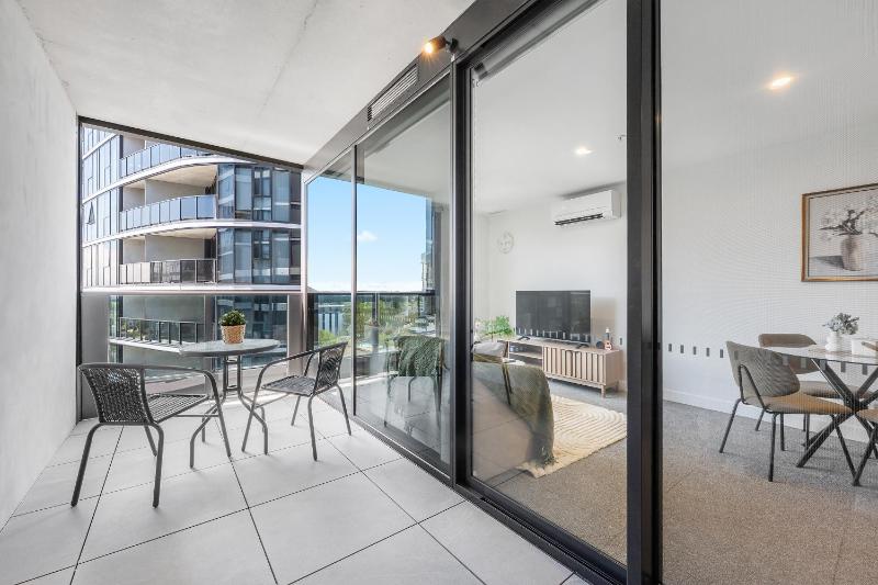 Modern Woden Stay Pool n Gym Parking Hospital - image 3