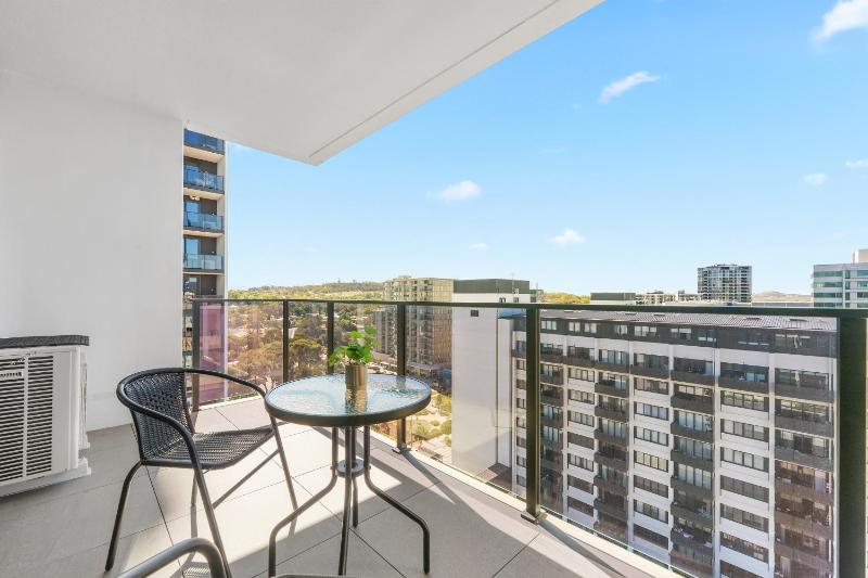 Woden Heaven Near Hospital n Westfield Parking - image 13