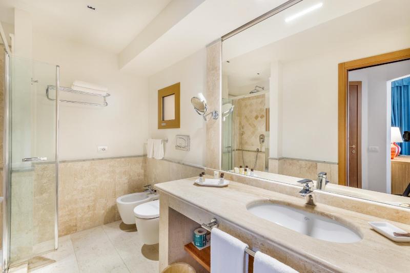 Junior Suite with Garden View image 2
