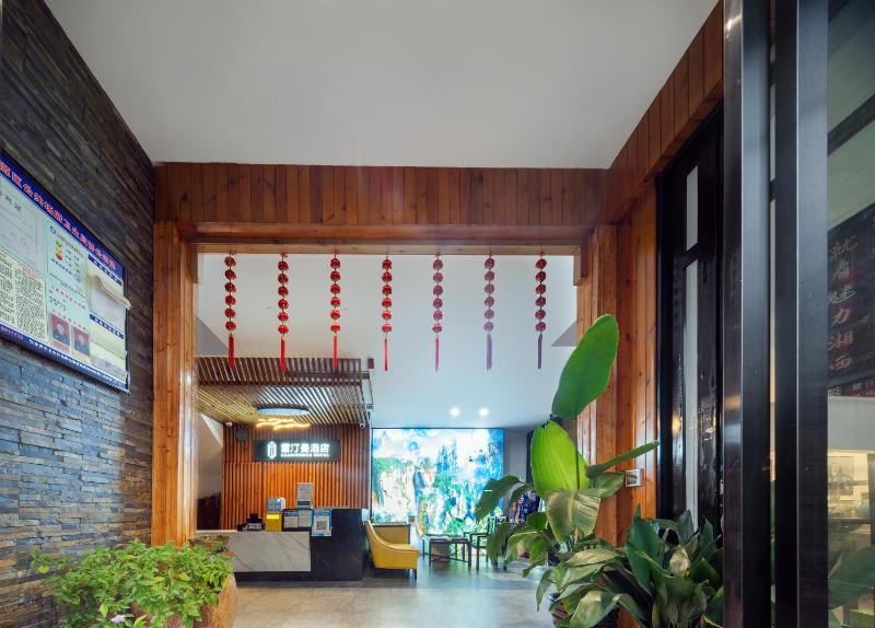 LeadingMen Riverview Hotel&Lift&Free Laundry &Book tickets &Downtown Location and Experienced tour guide service - image 42