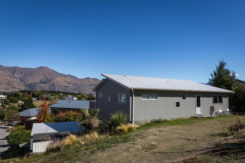 Wanaka 'Mount Iron Edge' with Mountain Views - image 13
