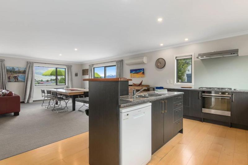 Wanaka 'Mount Iron Edge' with Mountain Views - image 33
