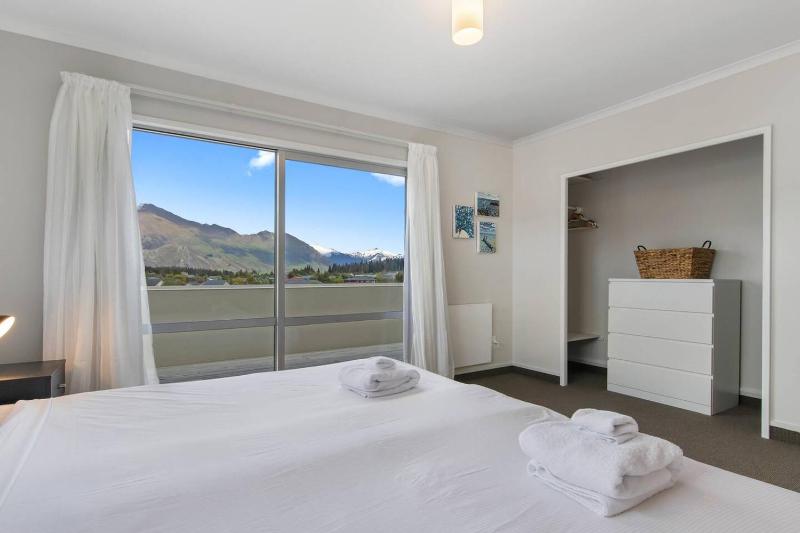 Wanaka 'Mount Iron Edge' with Mountain Views - image 16