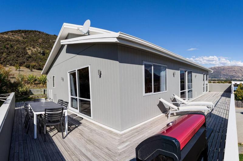 Wanaka 'Mount Iron Edge' with Mountain Views - image 15