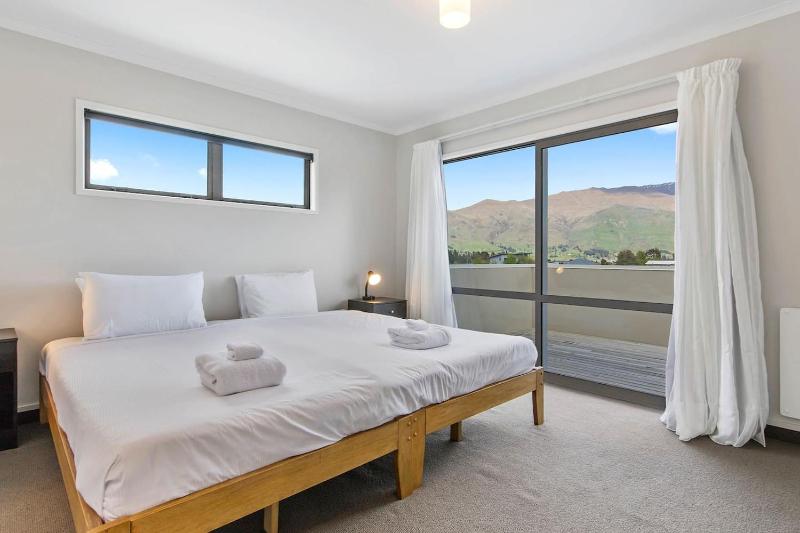 Wanaka 'Mount Iron Edge' with Mountain Views - image 17