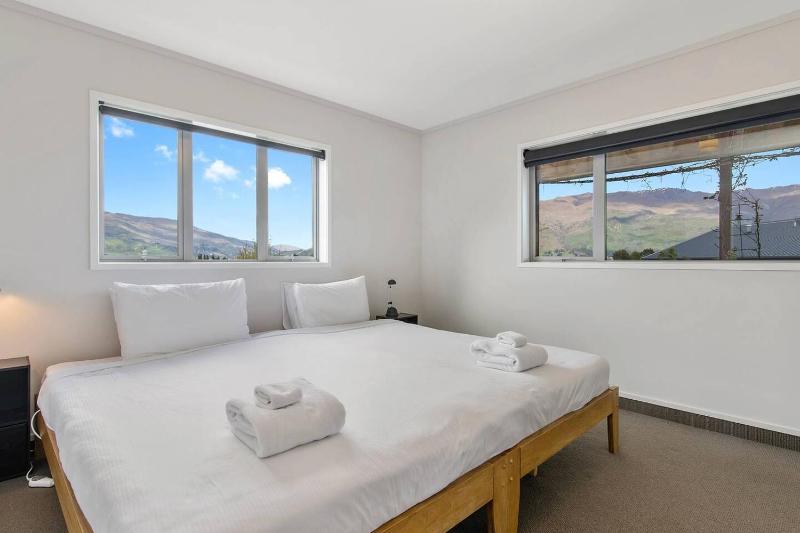 Wanaka 'Mount Iron Edge' with Mountain Views - image 29
