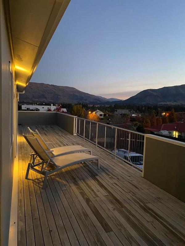 Wanaka 'Mount Iron Edge' with Mountain Views - image 23