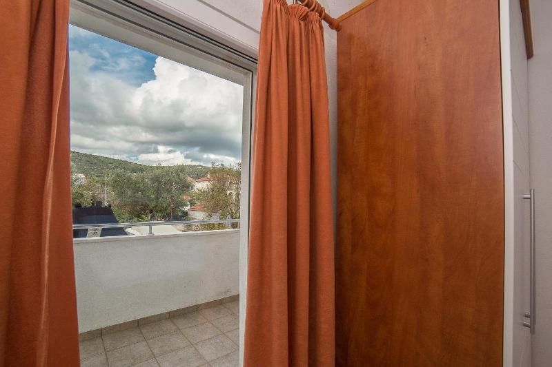 One-Bedroom Apartment with Sofa Bed image 3
