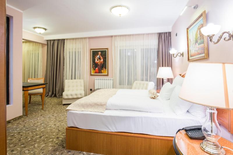 Deluxe King Room image 2