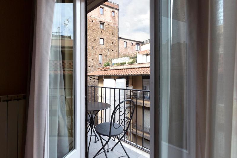 GuestHost - Ponte Vecchio Elegant Dream - image 7