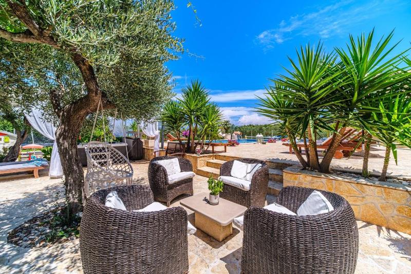 Beachfront House Mir Brač near Supetar with pool and jacuzzi - image 30